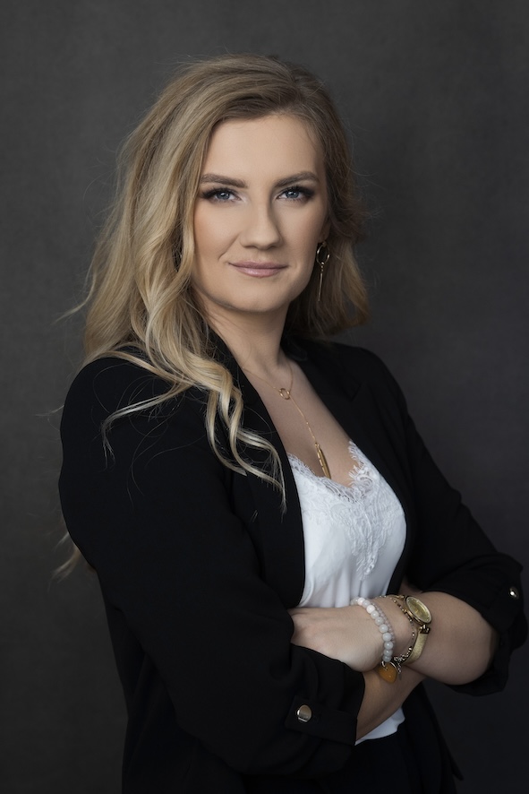 Bezpieczeństwo na drodze zaczyna się wtedy, gdy bierzemy odpowiedzialność za innych ludzi Komentarz ekspercki: Karolina Praszek-Gołębiewska 139 Bezpieczeństwo na drodze zaczyna się wtedy, gdy bierzemy odpowiedzialność za innych ludzi Komentarz ekspercki Karolina Praszek-Gołębiewska