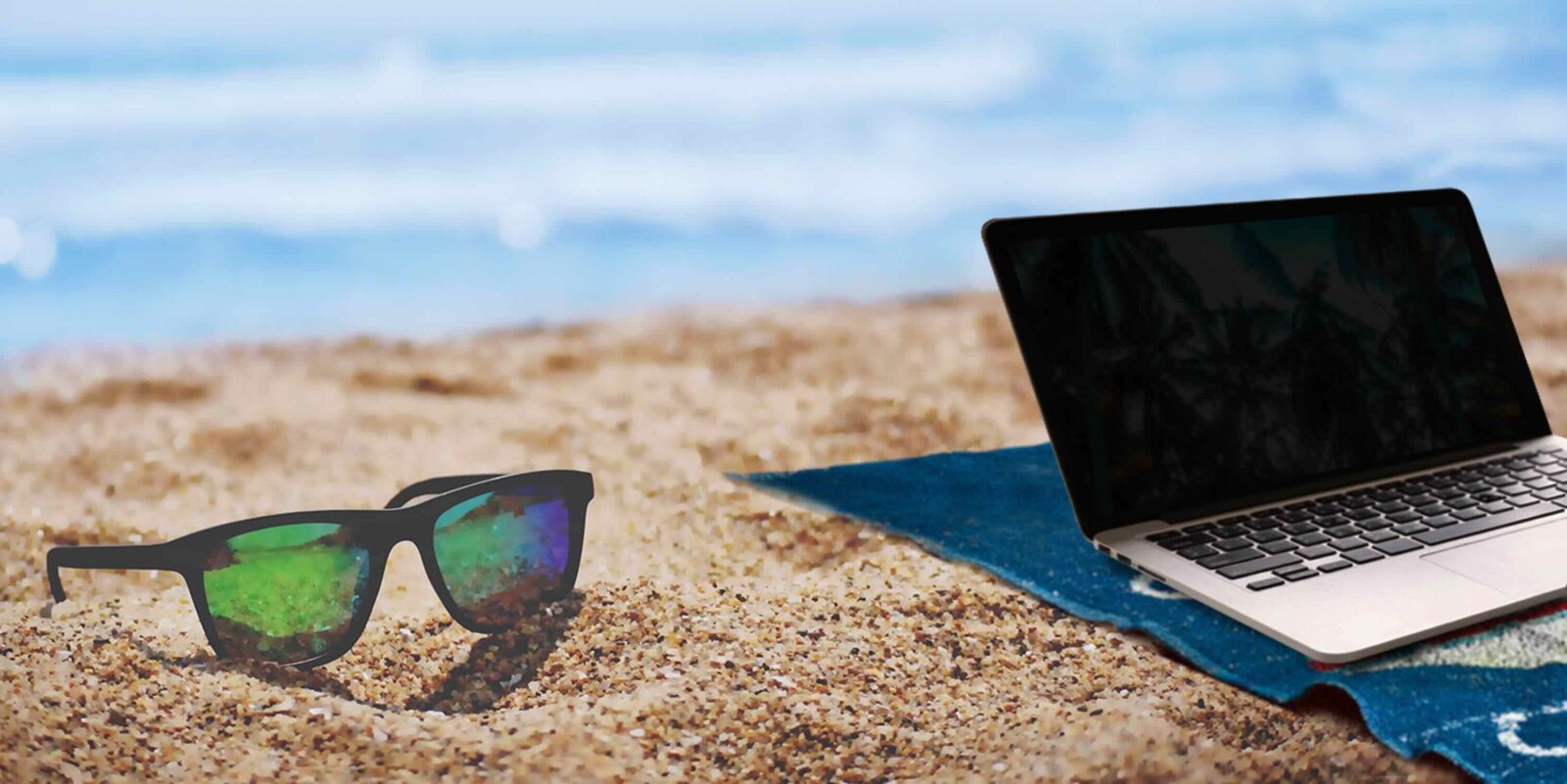 Laptop z widokiem na morze, a dane… na widoku? Dlaczego praca z plaży może skończyć się większym stresem niż powrót z urlopu 139 laptop-z-widokiem-na-morze-a-dane-na-widoku-dlaczego-praca-z-plazy-moze-skonczyc-sie-wiekszym-stresem-niz-powrot-z-urlopu